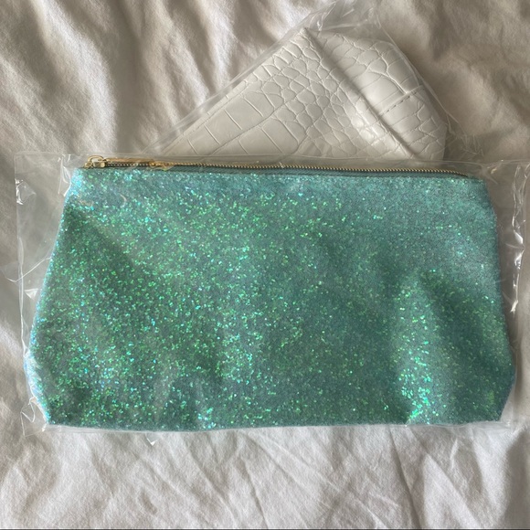 FREE WITH PURCHASE OF 2+ MAKE UP PRODUCTS - Picture 2 of 2